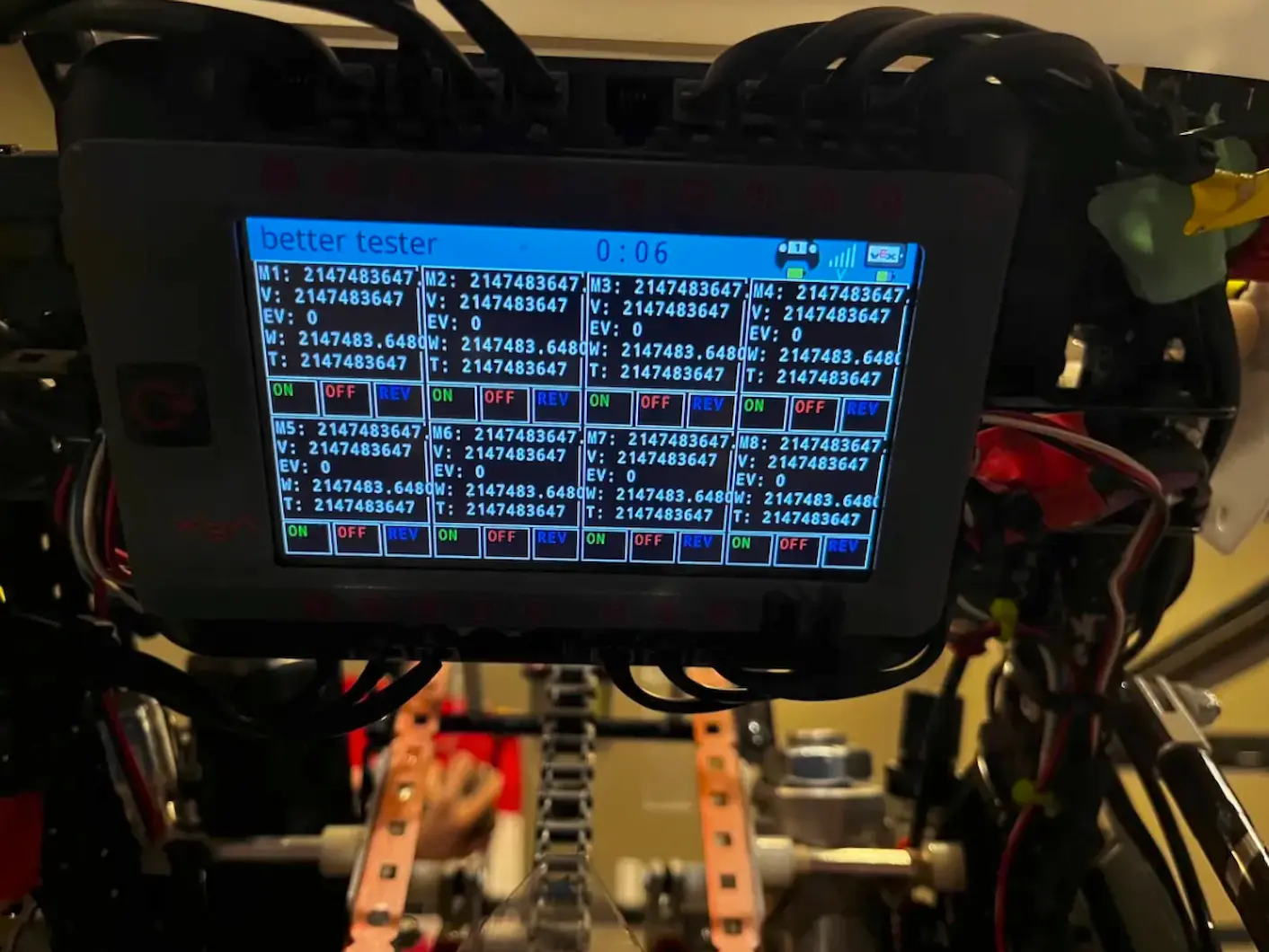Screen divided into 8 boxes with numbers for motors